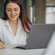 Giovane ragazza al computer