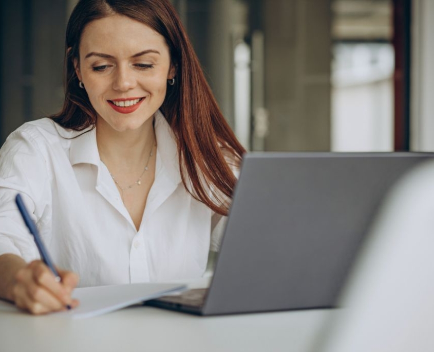 Giovane ragazza al computer