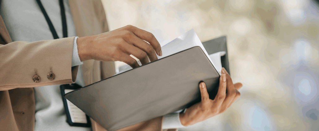 Donna che tiene in mano un fascicolo