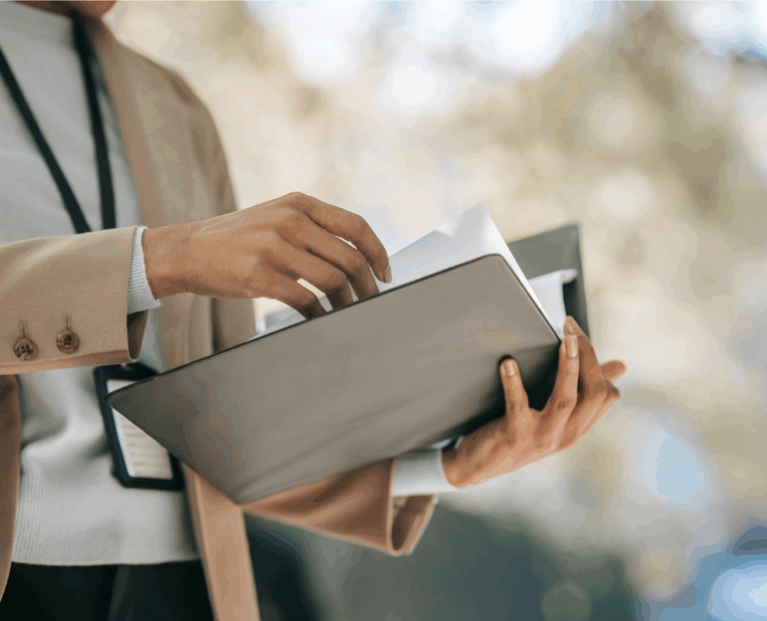 Donna che tiene in mano un fascicolo