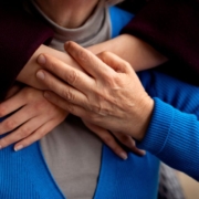 Focus su donna che abbraccia un uomo anziano di spalle